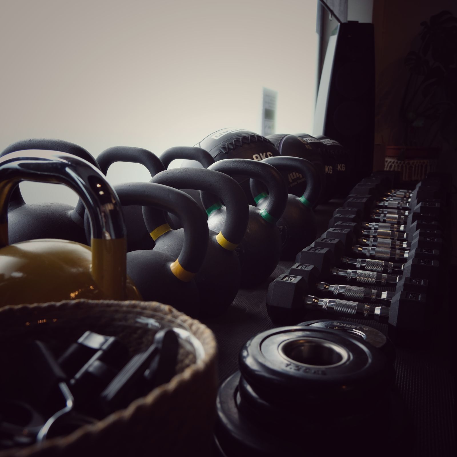 Kurzhanteln und Kettlebells
