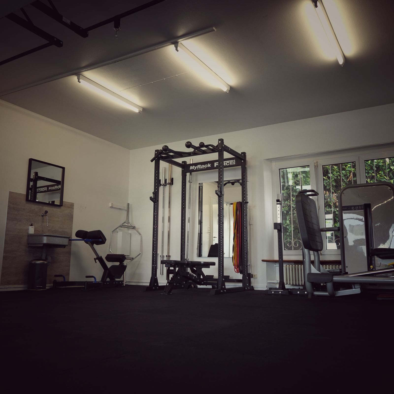 Heller Trainingsraum mit Squat-Rack