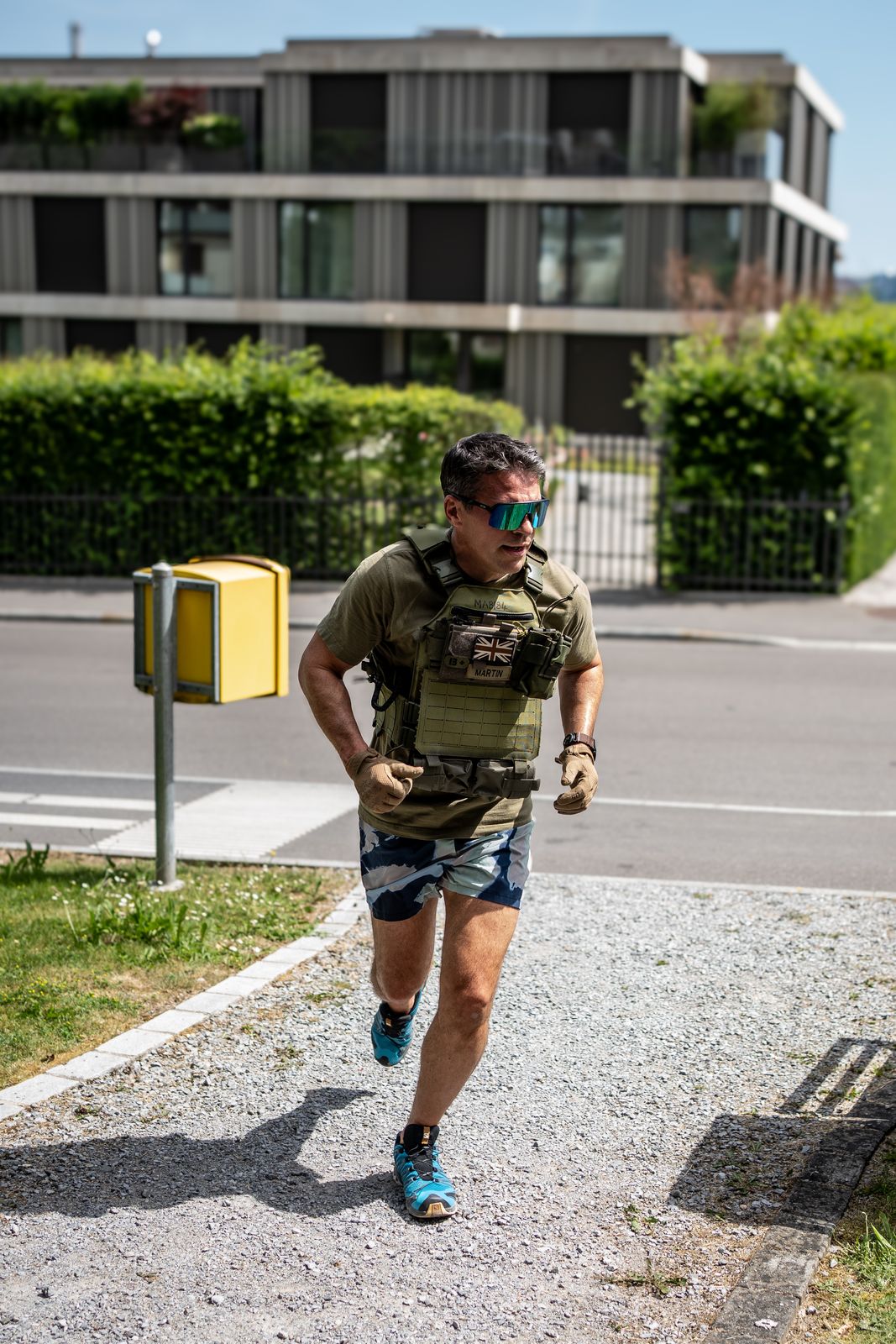 Läufer mit Gewichtsweste beim Murph-Event